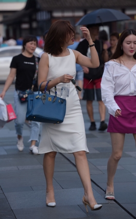 白色连衣裙美女