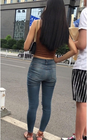漂亮的牛仔裤小姐姐