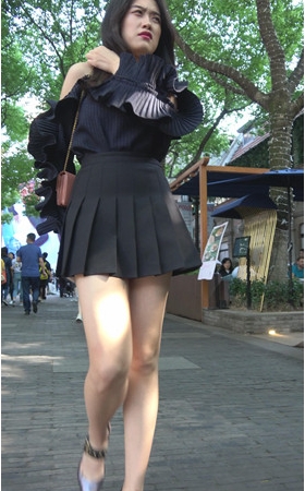 漂亮的黑色短裙小姐姐