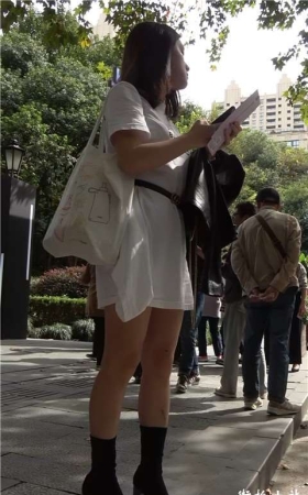 等闺蜜一起逛街的性感长腿姐姐 [657 MB/MP4]