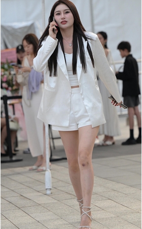 白色小西服美女(47P)