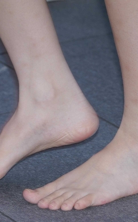 赤脚女孩 好想背她 [18P]