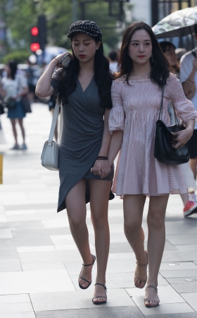 灰色短裙美女身材好