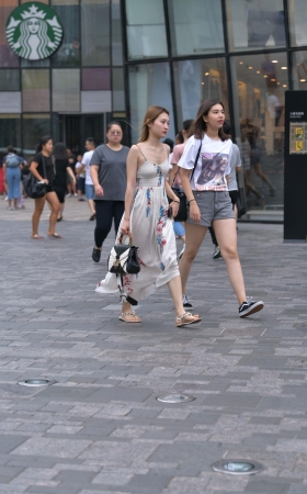 吊带长裙美女
