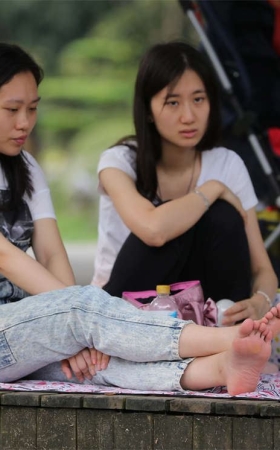 No1349 漂亮女孩丝足动作再含蓄，也让一旁奔放的裸足沦为背景