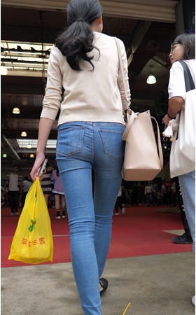 蓝色牛仔裤美女