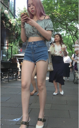 吸烟的牛仔短裤美女