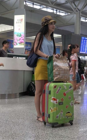 打扮时尚的美女，一双玉足当然也不过漏过
