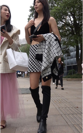 漂亮的V领长腿美女