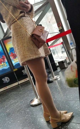 4K - 米色群街拍肉丝美腿超气质大美女