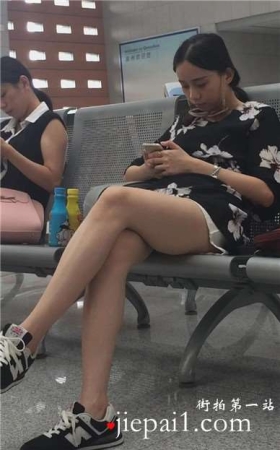 车站候车室偶遇白皙长腿短裙运动鞋美眉。