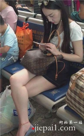 性感白皙美腿的女神车站候车室等车。