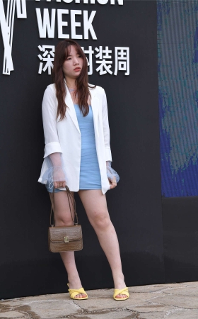 俩短裙美女