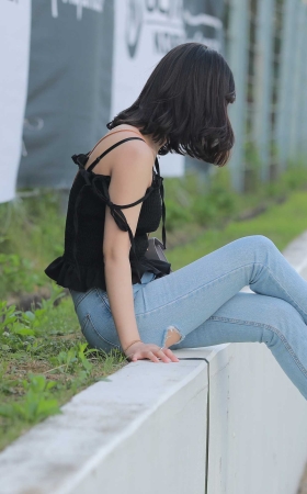 蓝色紧身牛仔裤美女 [15P]