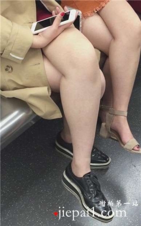 地铁上的圆脸肉嘟嘟水妹子，腿很白。