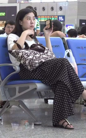 若不是一双高分美足，怎对得起这精心修饰的美甲
