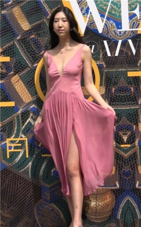 4k-偶遇极品性感的粉红连衣裙V领低胸美女摆拍 [2.06 GB]