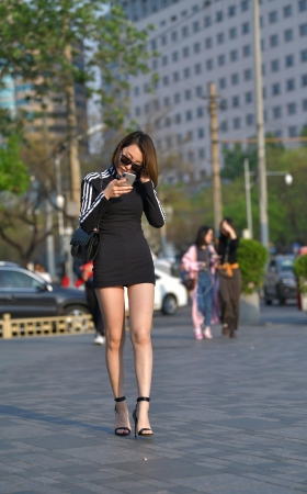 包屯短裙高跟长腿性感美女