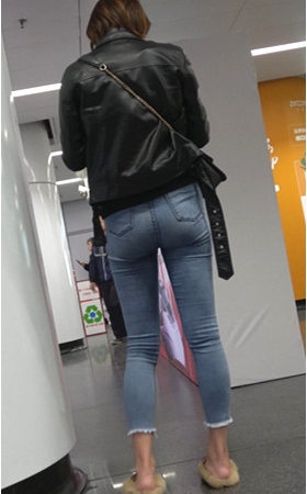 皮衣牛仔裤美女