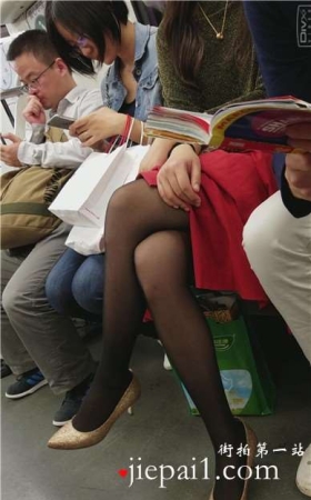 4k-面对如此黑丝美少妇，外国小哥依然淡定看书。