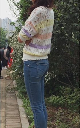 等车的牛仔裤妹子