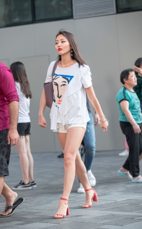 白色热裤小姐姐