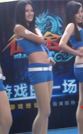 征途游戏舞台上的小清新美女们。