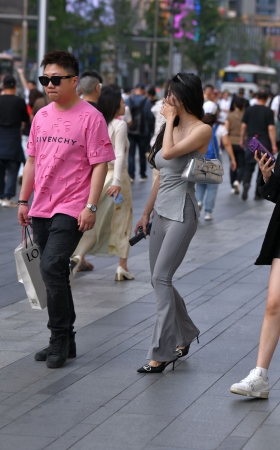 裹胸紧身裤美女