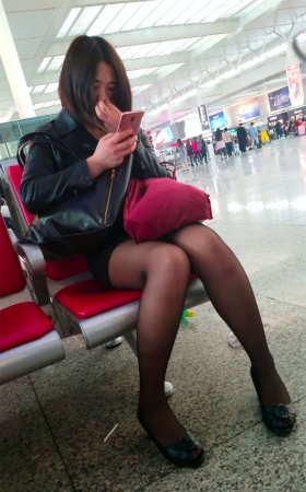 黑丝美女等候班车