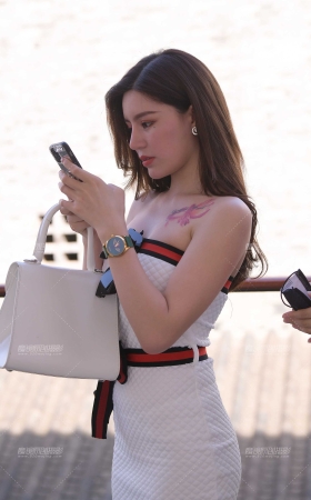 裹胸性感的天然美女 [24P]