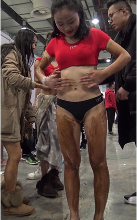 健身大赛涂黑油的模特美女