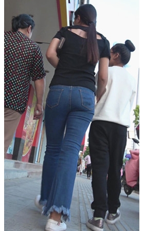 牛仔紧身喇叭裤妹子
