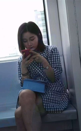 格子衣女神美女就坐在对面