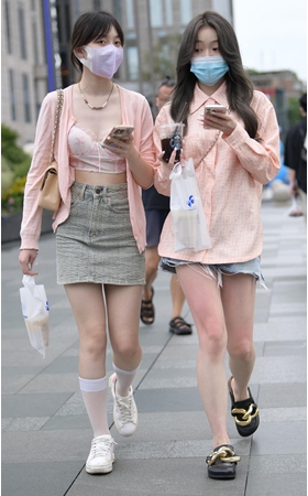 牛仔裙闺蜜(93P)