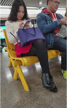 黑丝卷发美妇