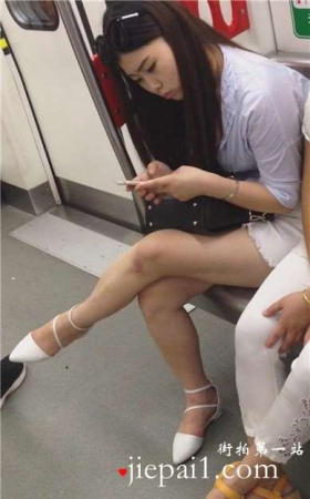 地铁上极品美腿美女，你膝盖上的伤还好吧。