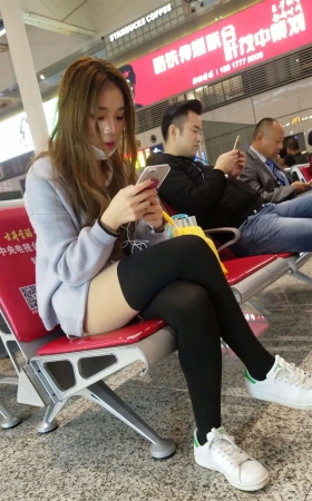 车站等车的黑色丝袜金发漂亮美女性感长腿