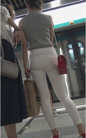 白裤紧身美女