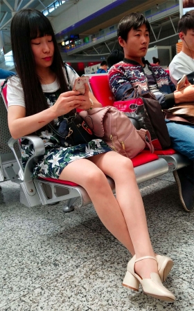 丝足高跟美女火车站