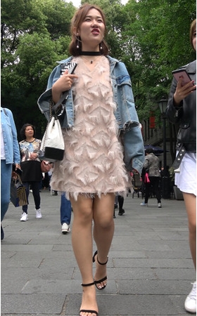 漂亮的粉裙小姐姐