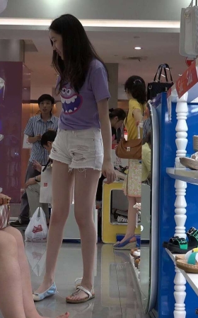 4K - 白短热裤少女鞋店买鞋试鞋 [1.40 GB/MP4]