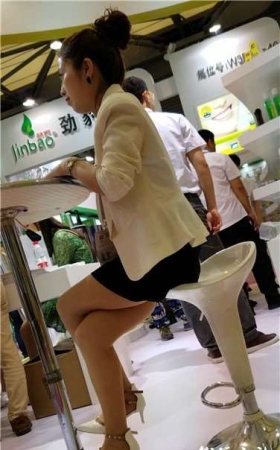 4k超清，高跟美腿工作服气质美女销售员