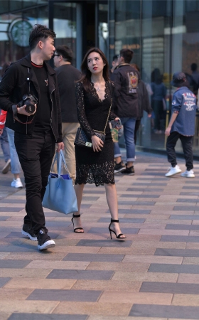 红石街拍作品 - 镂空长裙性感漂亮少妇