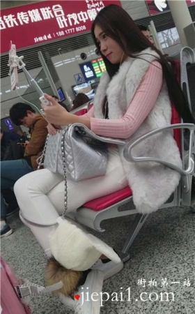 4k-候车室内拍摄紧身白裤甜美妹子忙直播。