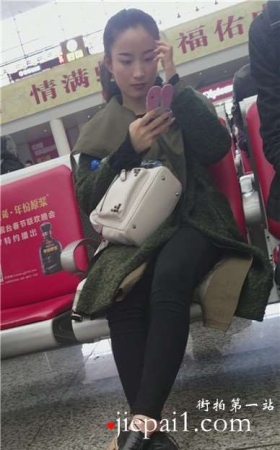 4k-高铁站候车室拍摄清纯甜美长腿女神姐姐