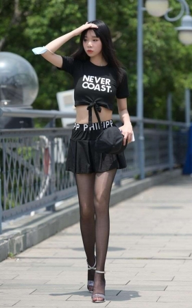 F208短裙亮丝的美女