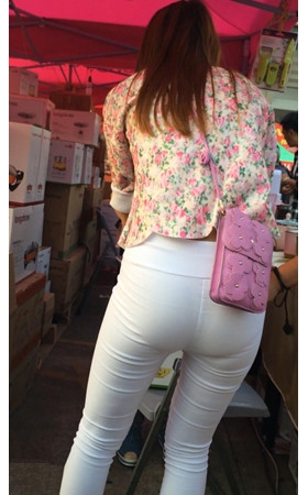 搞活动的花衣白紧裤妹子