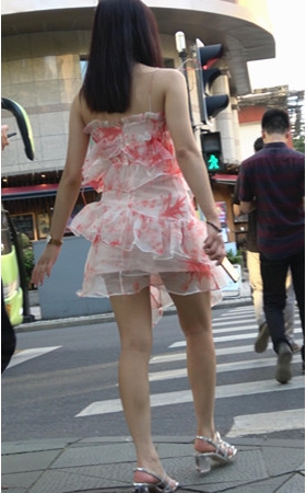 吊带花裙小姐姐