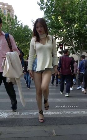 4K - 街拍牛仔热裤街拍高跟性感美女 [1.69 GB/MP4]
