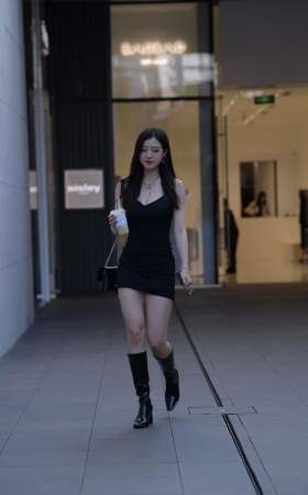 吊带黑裙美女